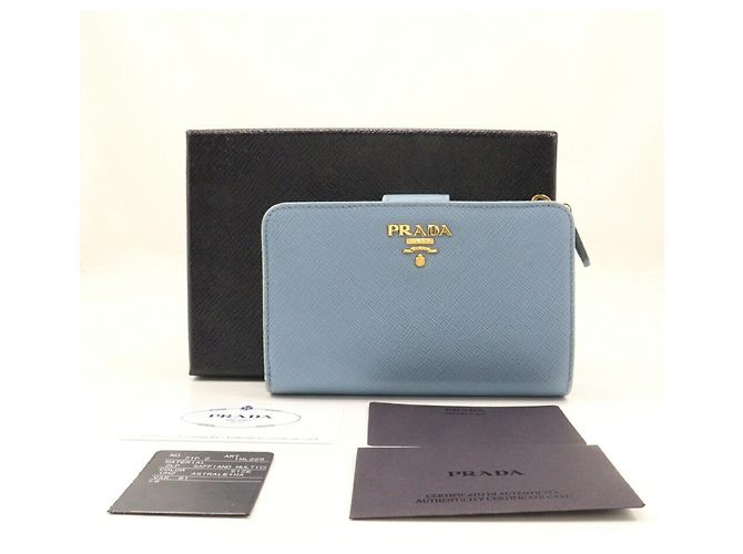 Prada Bi-Fold Geldbörse aus hellblauem Saffiano - Ansicht 10