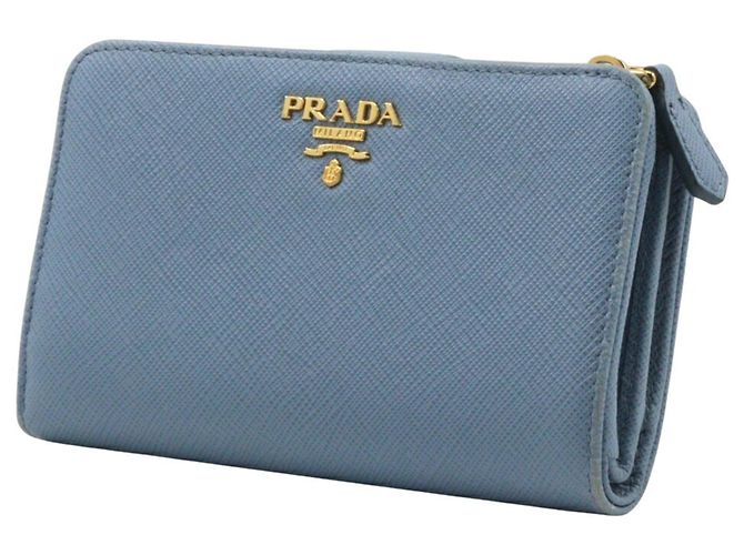Prada Bi-Fold Geldbörse aus hellblauem Saffiano - Ansicht 2