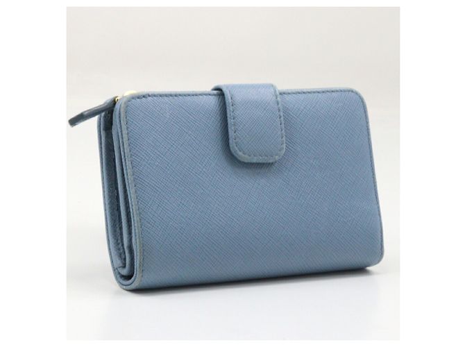Prada Bi-Fold Geldbörse aus hellblauem Saffiano - Ansicht 3