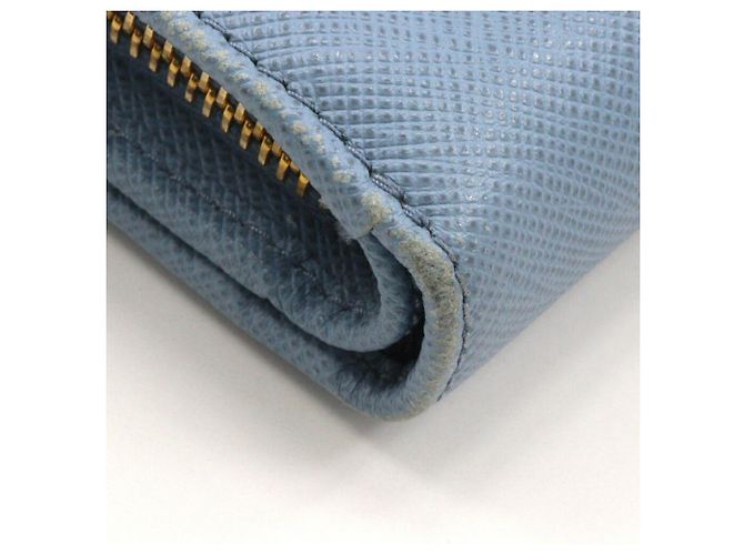 Prada Bi-Fold Geldbörse aus hellblauem Saffiano - Ansicht 4
