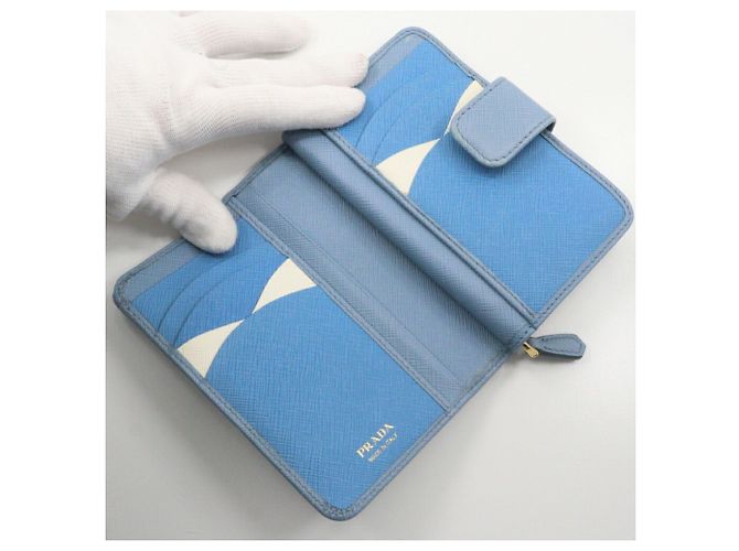 Prada Bi-Fold Geldbörse aus hellblauem Saffiano - Ansicht 5