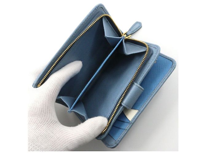 Prada Bi-Fold Geldbörse aus hellblauem Saffiano - Ansicht 6