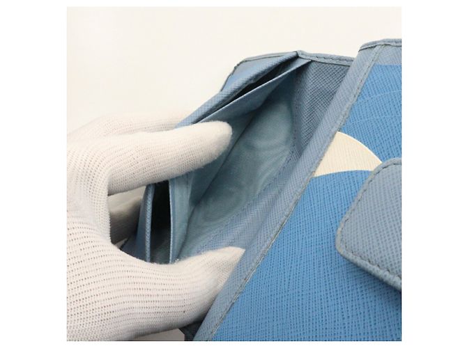 Prada Bi-Fold Geldbörse aus hellblauem Saffiano - Ansicht 7