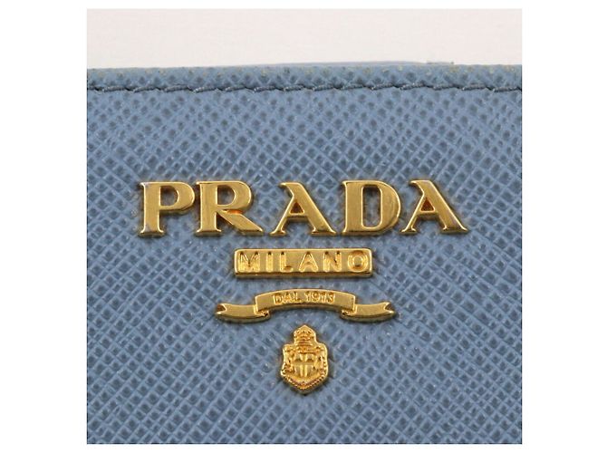 Prada Bi-Fold Geldbörse aus hellblauem Saffiano - Ansicht 8