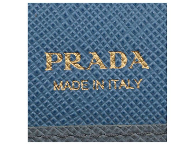 Prada Bi-Fold Geldbörse aus hellblauem Saffiano - Ansicht 9