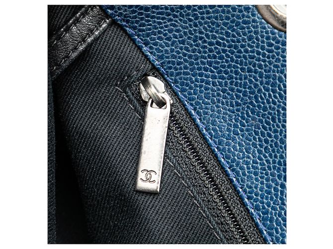 Bolso de compras chic de caviar iridiscente acolchado azul Chanel Azul oscuro - vista 10