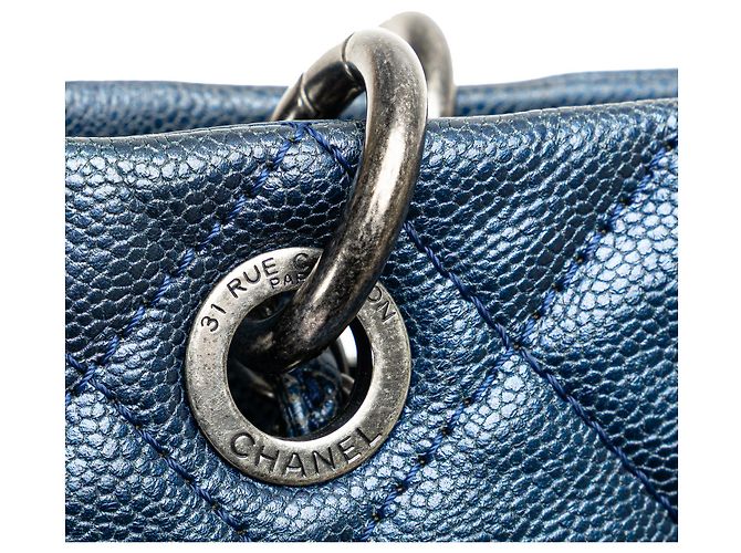 Bolso de compras chic de caviar iridiscente acolchado azul Chanel Azul oscuro - vista 11