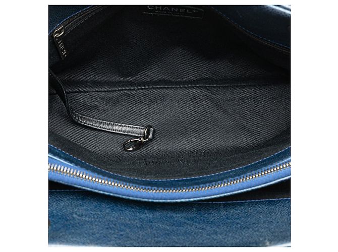 Bolso de compras chic de caviar iridiscente acolchado azul Chanel Azul oscuro - vista 4