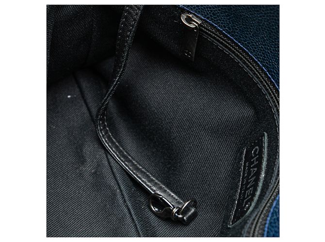 Bolso de compras chic de caviar iridiscente acolchado azul Chanel Azul oscuro - vista 9