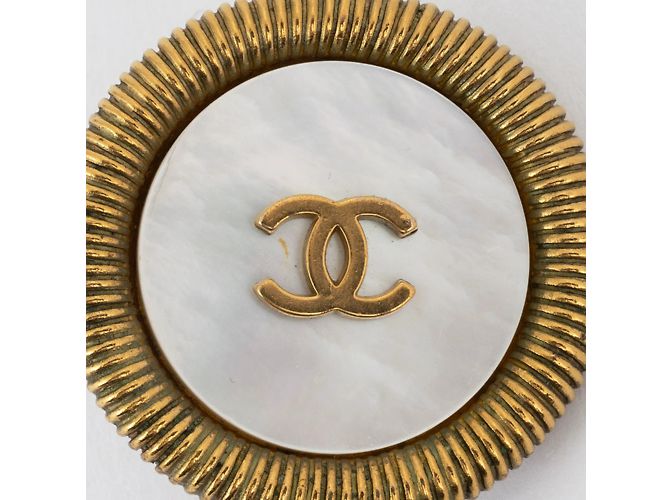 Orecchini a clip a forma di conchiglia rotonda Chanel Coco D'oro - vista 3