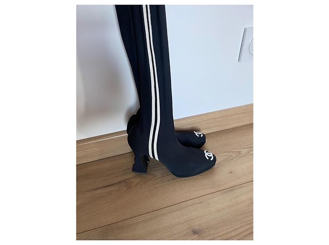 Stivali alti Chanel in seta blu navy e bianco - vista 5