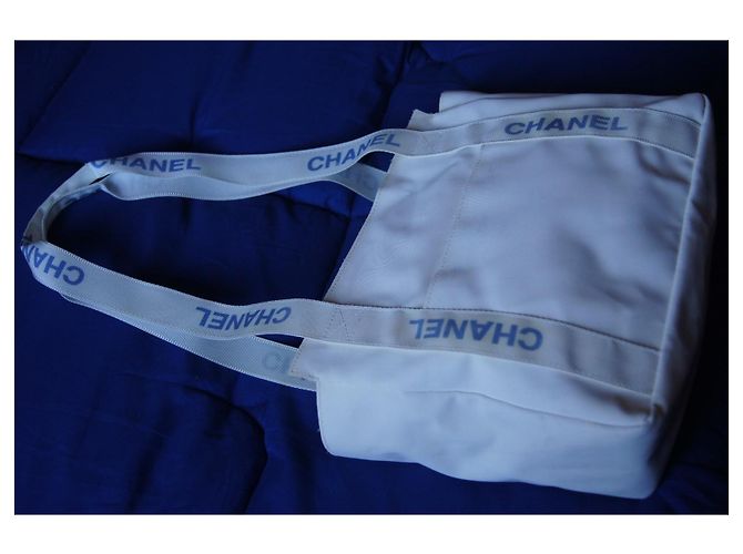 Borsa a mano Chanel in nylon Eggshell Bianco sporco - vista 2