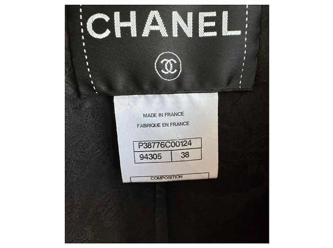 Chanel Veste en cuir noir avec appliqué Camellia à 13K$ - vue 10