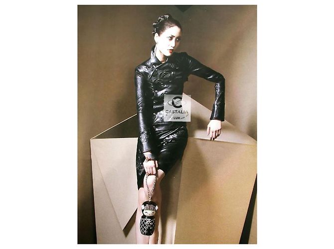 Chanel Veste en cuir noir avec appliqué Camellia à 13K$ - vue 3