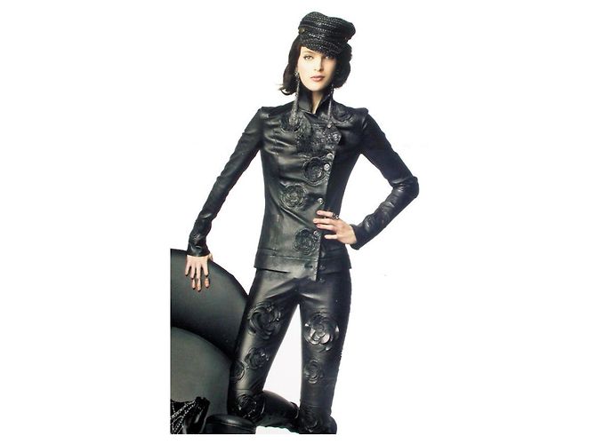 Chanel Veste en cuir noir avec appliqué Camellia à 13K$ - vue 4