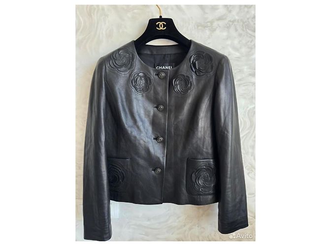 Chanel Veste en cuir noir avec appliqué Camellia à 13K$ - vue 6