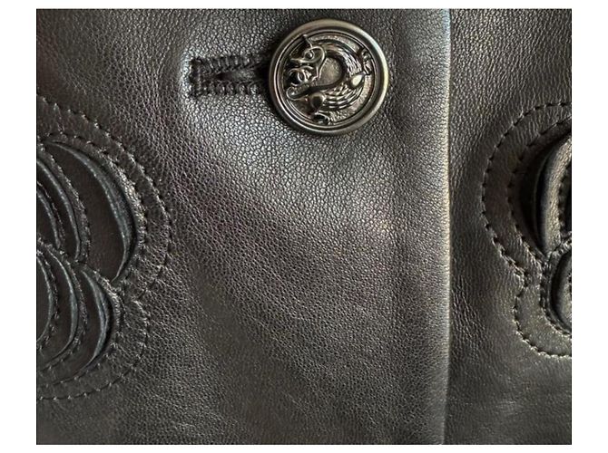 Chanel Veste en cuir noir avec appliqué Camellia à 13K$ - vue 7
