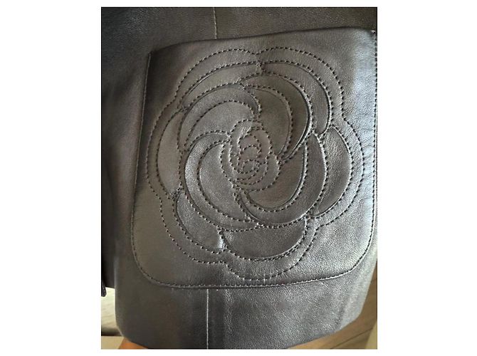 Chanel Veste en cuir noir avec appliqué Camellia à 13K$ - vue 8