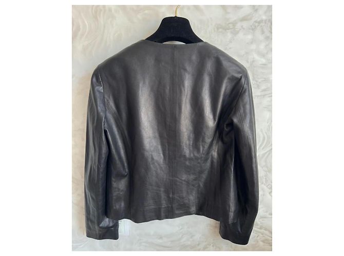 Chanel Veste en cuir noir avec appliqué Camellia à 13K$ - vue 9