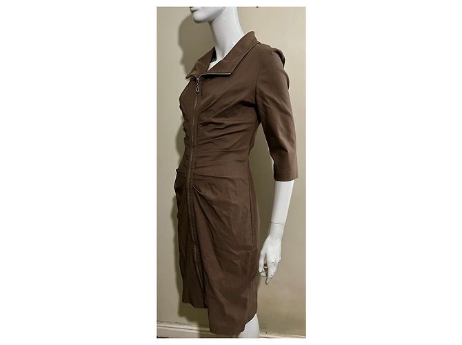 Joseph Ribkoff Atemberaubendes, eng anliegendes Kleid in sanftem Braun Kamel - Ansicht 3