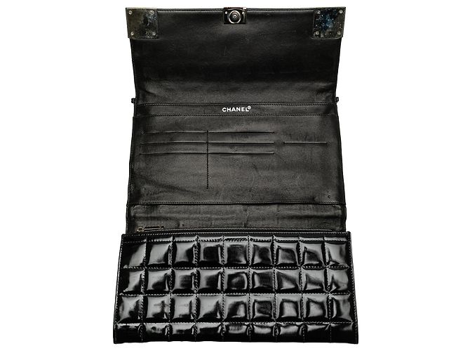 Clutch in catena in vernice nera CC cioccolato di Chanel Nero - vista 15