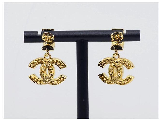 Pendientes colgantes CC vintage adornados con strass de Chanel Gold hardware - vista 2