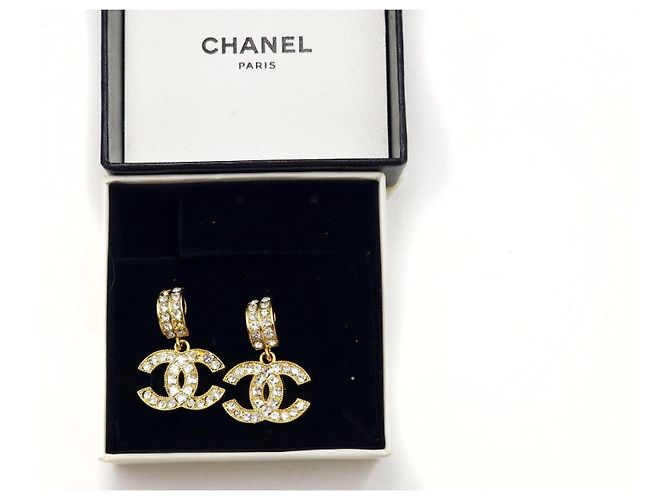 Pendientes colgantes CC vintage adornados con strass de Chanel Gold hardware - vista 4