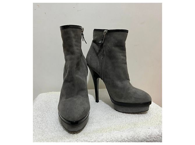 Yves Saint Laurent Stivali in suede nero e grigio morbido YSL - vista 9
