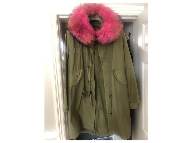 Parka de algodón Mr & Mrs Italy verde con borde de piel de mapache rosa - vista 2