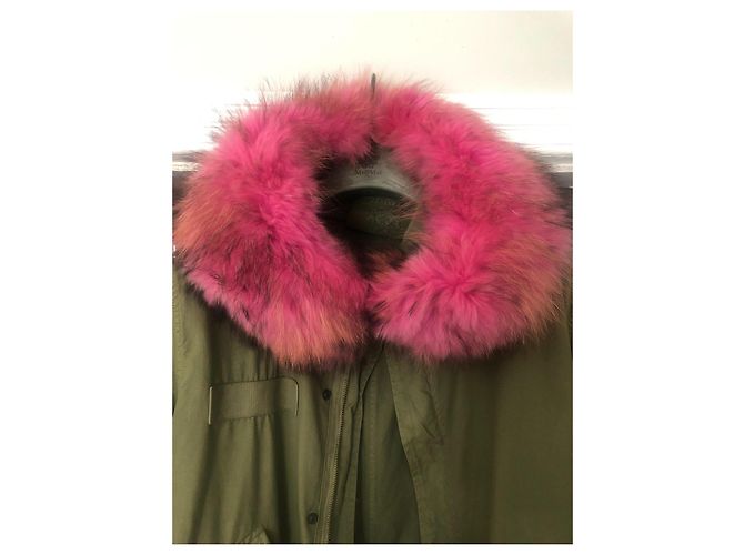 Parka de algodón Mr & Mrs Italy verde con borde de piel de mapache rosa - vista 3