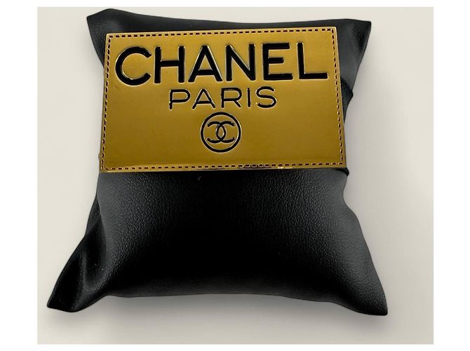 Spilla vintage con targhetta Chanel Gold hardware - vista 16