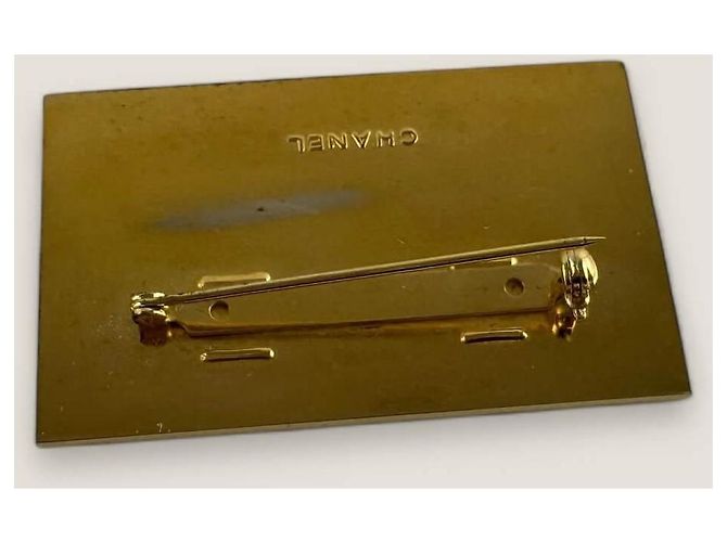 Spilla vintage con targhetta Chanel Gold hardware - vista 3