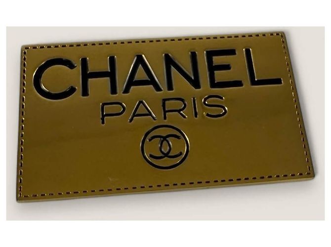 Spilla vintage con targhetta Chanel Gold hardware - vista 5