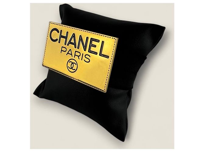 Spilla vintage con targhetta Chanel Gold hardware - vista 9