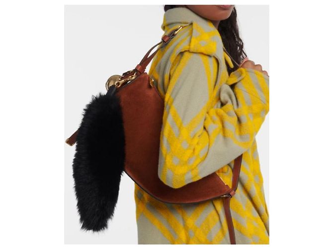 Charm per borsa Burberry in shearling nero e oro Gold hardware - vista 2