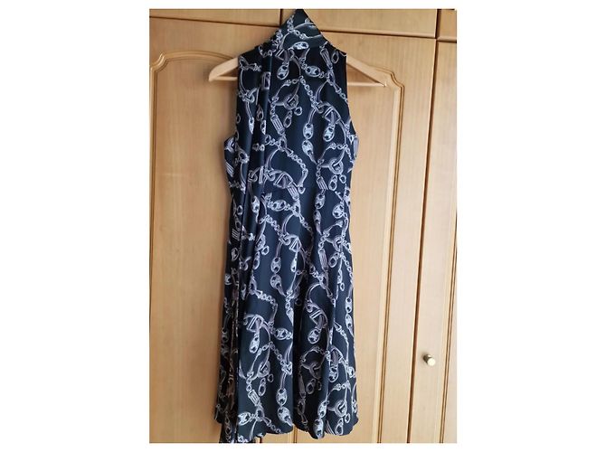 Autre Marque Vestido de seda con estampado de cadena logo y escote en V - vista 7