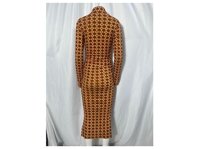 Nanushka Midikleid mit Monogrammprint aus braunem recyceltem Polyester - Ansicht 9