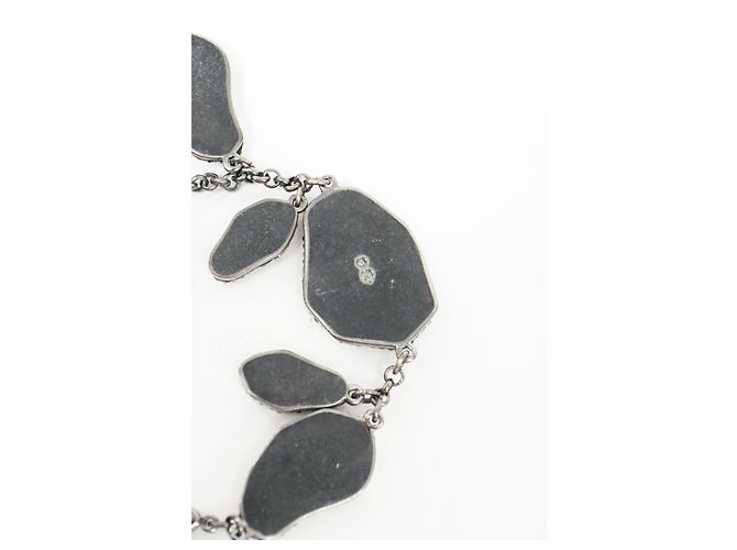 Armband aus grauem Metall mit Swarovski-Strass verziert - Ansicht 8