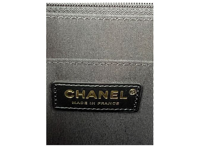 Borsa a spalla Chanel in pelle di vitello trapuntata nera bordeaux con pattina Nero - vista 4
