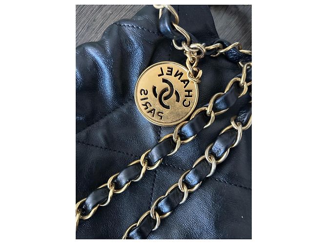 Borsa Chanel 22 Nera in Pelle di Agnello con Hardware Oro Nero - vista 2