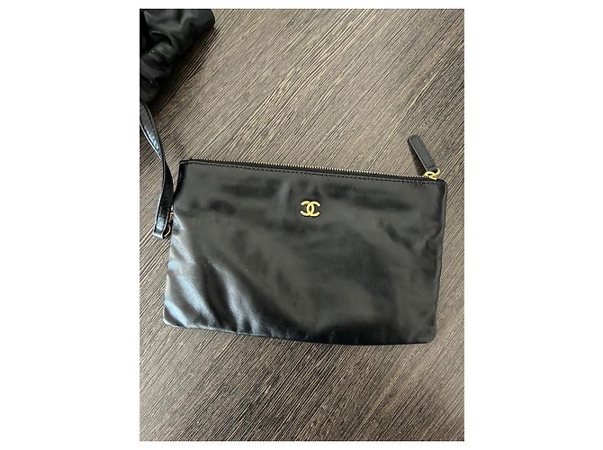 Borsa Chanel 22 Nera in Pelle di Agnello con Hardware Oro Nero - vista 5