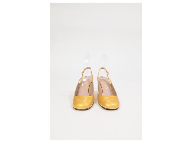 Timeless Chanel CC Slingback Pumps aus gelbem Lackleder - Ansicht 10