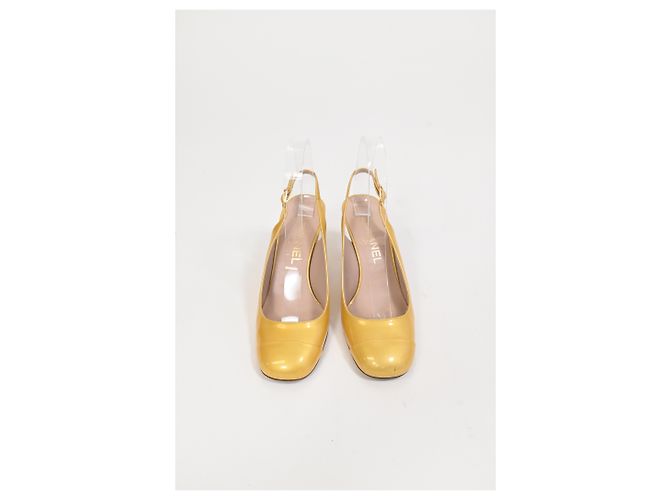 Timeless Chanel CC Slingback Pumps aus gelbem Lackleder - Ansicht 13