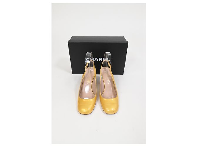 Timeless Chanel CC Slingback Pumps aus gelbem Lackleder - Ansicht 16