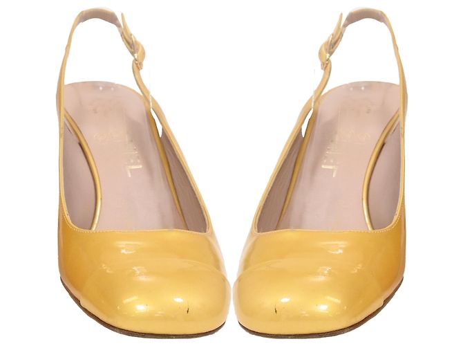 Timeless Chanel CC Slingback Pumps aus gelbem Lackleder - Ansicht 2