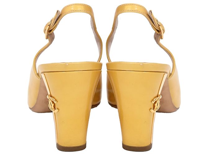 Timeless Chanel CC Slingback Pumps aus gelbem Lackleder - Ansicht 3