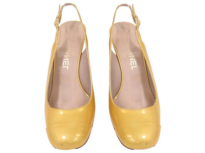 Timeless Chanel CC Slingback Pumps aus gelbem Lackleder - Ansicht 5