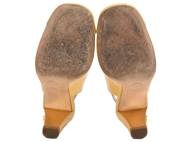 Timeless Chanel CC Slingback Pumps aus gelbem Lackleder - Ansicht 6