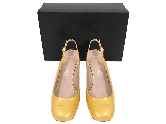 Timeless Chanel CC Slingback Pumps aus gelbem Lackleder - Ansicht 8