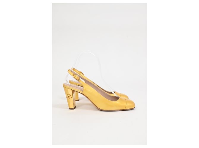 Timeless Chanel CC Slingback Pumps aus gelbem Lackleder - Ansicht 9